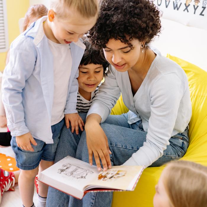 Klasoverschrijdend werken via verschillende workshops in het Atelier bij basisschool De Zeeparel